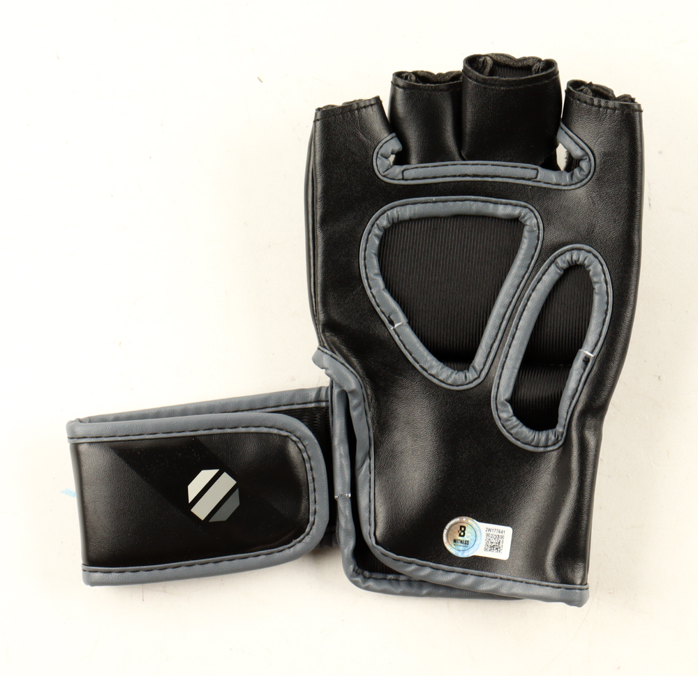 Marlon "Chito" Vera Signed UFC Glove (Beckett) at PristineAuction.com Marlon "Chito" Vera Signed UFC Glove (Beckett) at PristineAuction.com