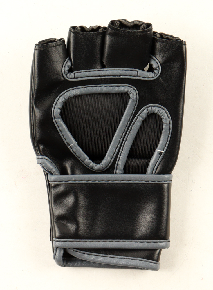 Marlon "Chito" Vera Signed UFC Glove (Beckett) at PristineAuction.com Marlon "Chito" Vera Signed UFC Glove (Beckett) at PristineAuction.com