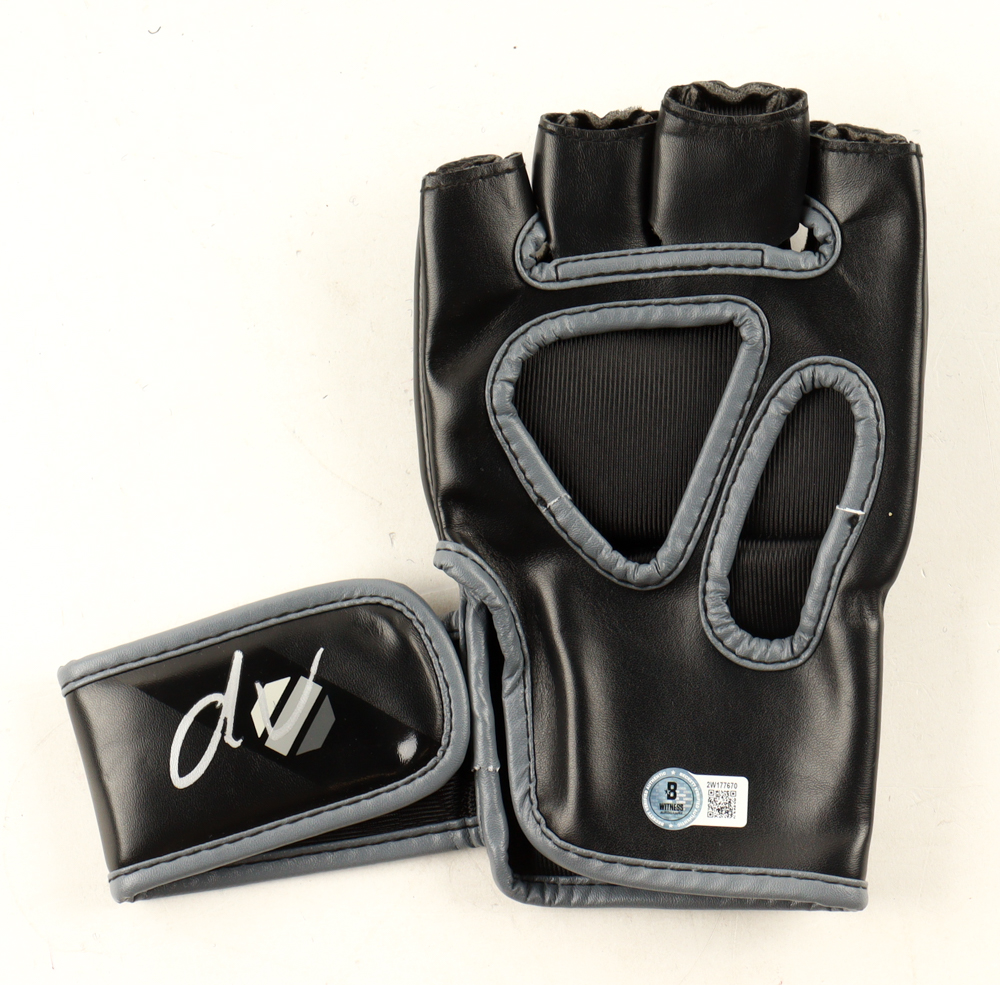 Marlon "Chito" Vera Signed UFC Glove (Beckett) at PristineAuction.com Marlon "Chito" Vera Signed UFC Glove (Beckett) at PristineAuction.com