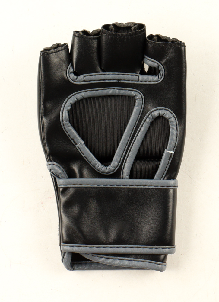 Marlon "Chito" Vera Signed UFC Glove (Beckett) at PristineAuction.com Marlon "Chito" Vera Signed UFC Glove (Beckett) at PristineAuction.com