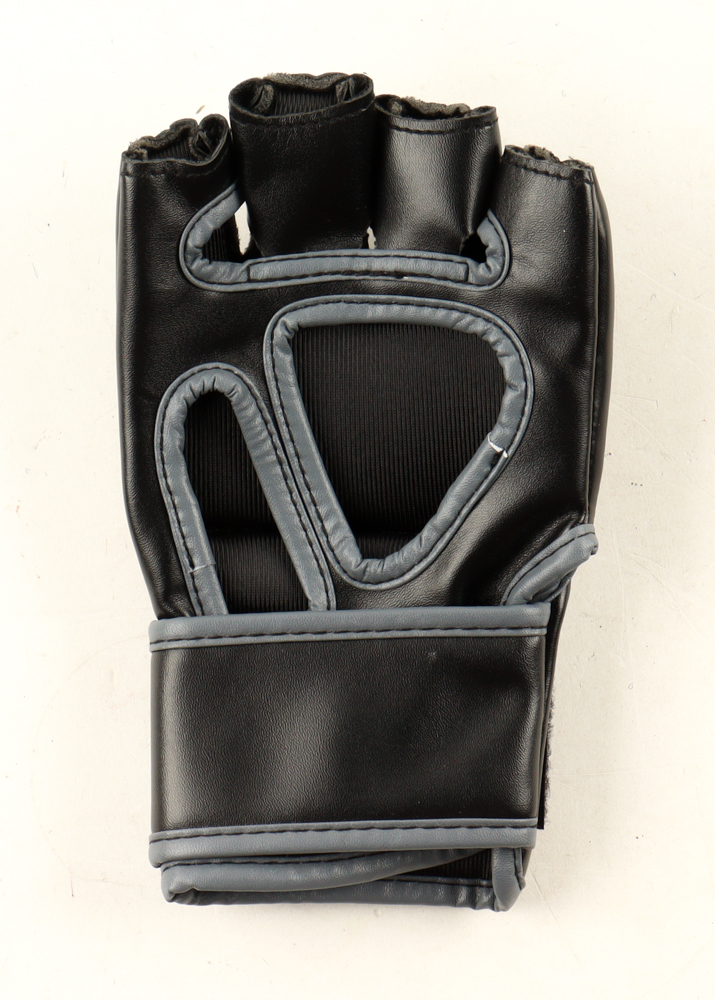 Marlon "Chito" Vera Signed UFC Glove (Beckett) at PristineAuction.com Marlon "Chito" Vera Signed UFC Glove (Beckett) at PristineAuction.com