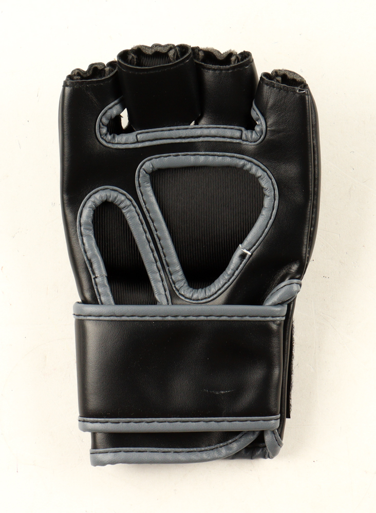 Marlon "Chito" Vera Signed UFC Glove (Beckett) at PristineAuction.com Marlon "Chito" Vera Signed UFC Glove (Beckett) at PristineAuction.com