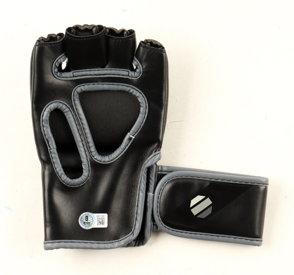 Marlon "Chito" Vera Signed UFC Glove (Beckett) at PristineAuction.com Marlon "Chito" Vera Signed UFC Glove (Beckett) at PristineAuction.com