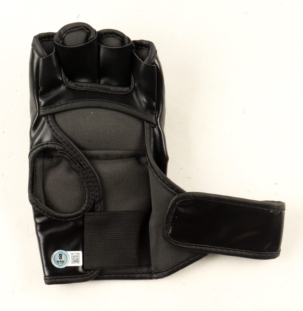 Marlon "Chito" Vera Signed MMA Glove (Beckett) at PristineAuction.com Marlon "Chito" Vera Signed MMA Glove (Beckett) at PristineAuction.com