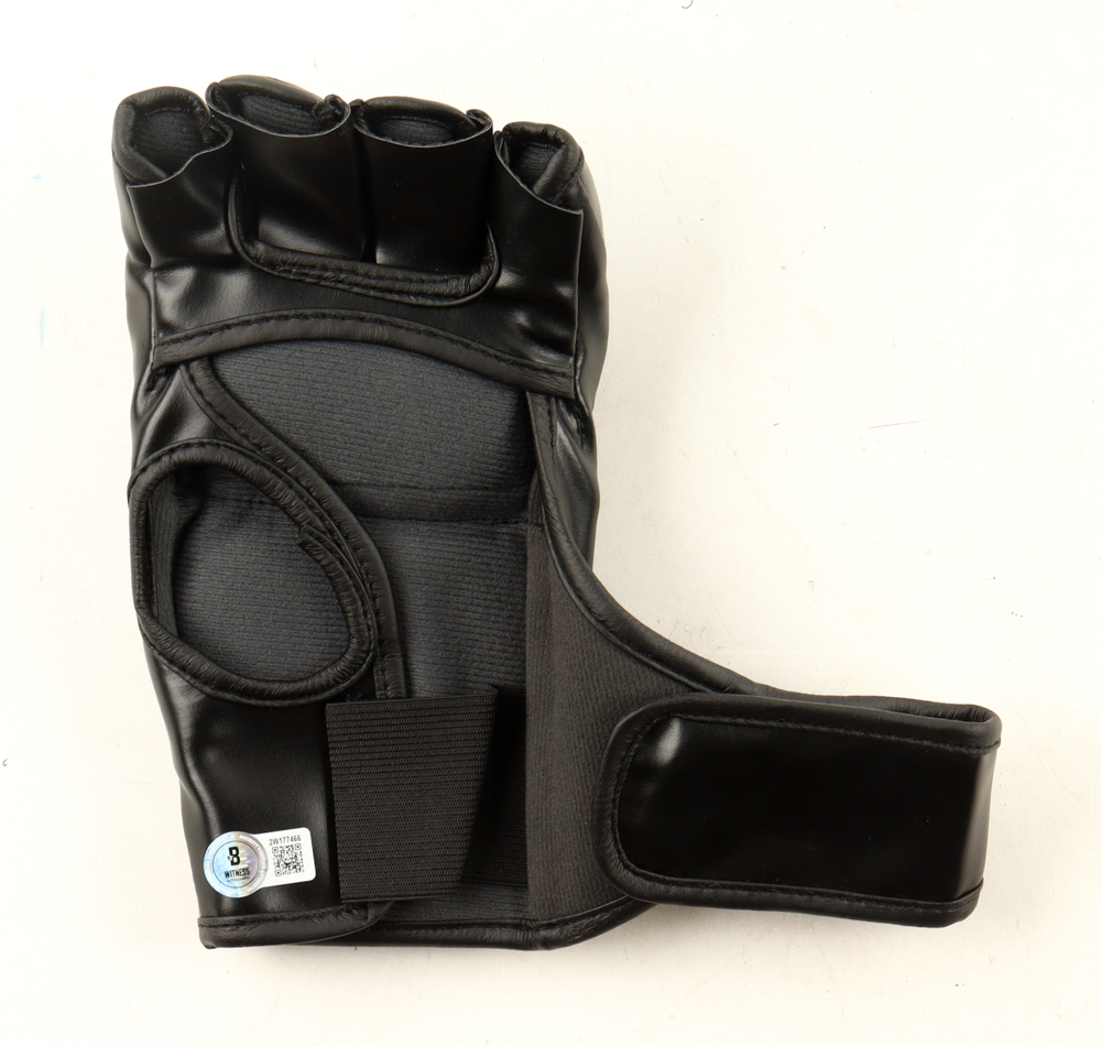 Marlon "Chito" Vera Signed MMA Glove (Beckett) at PristineAuction.com Marlon "Chito" Vera Signed MMA Glove (Beckett) at PristineAuction.com