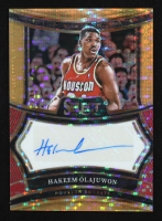 Hakeem Olajuwon 2024-25 Select Signatures Neon Orange Pulsar Prizms FOTL #27 #21/30 at PristineAuction.com