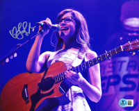 Lisa Loeb Signed 8x10 Photo (Beckett) at PristineAuction.com