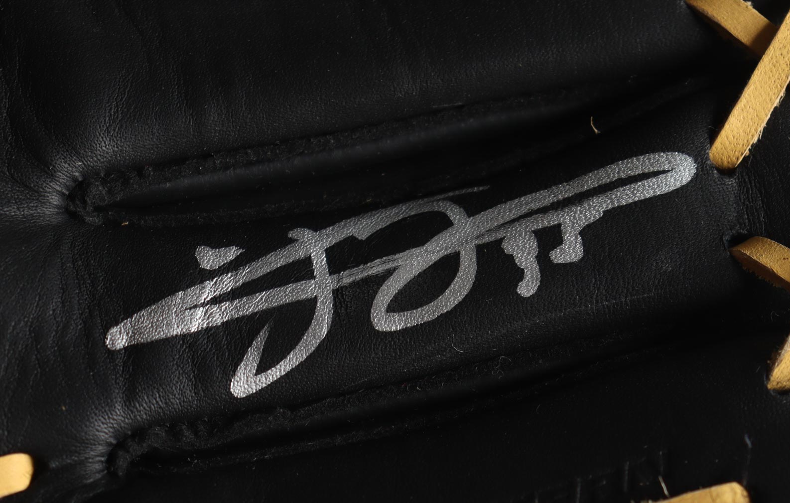 Frank Thomas Signed Franklin Fielders Glove (Schwartz) at PristineAuction.com Frank Thomas Signed Franklin Fielders Glove (Schwartz) at PristineAuction.com