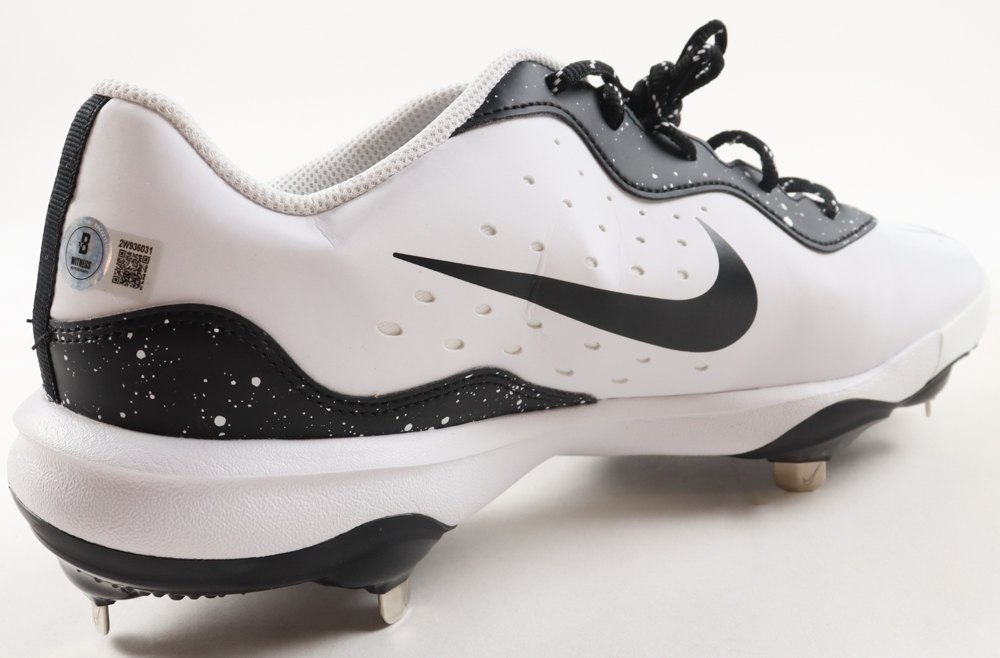 David Wells Signed Nike Baseball Cleat (Beckett) at PristineAuction.com David Wells Signed Nike Baseball Cleat (Beckett) at PristineAuction.com