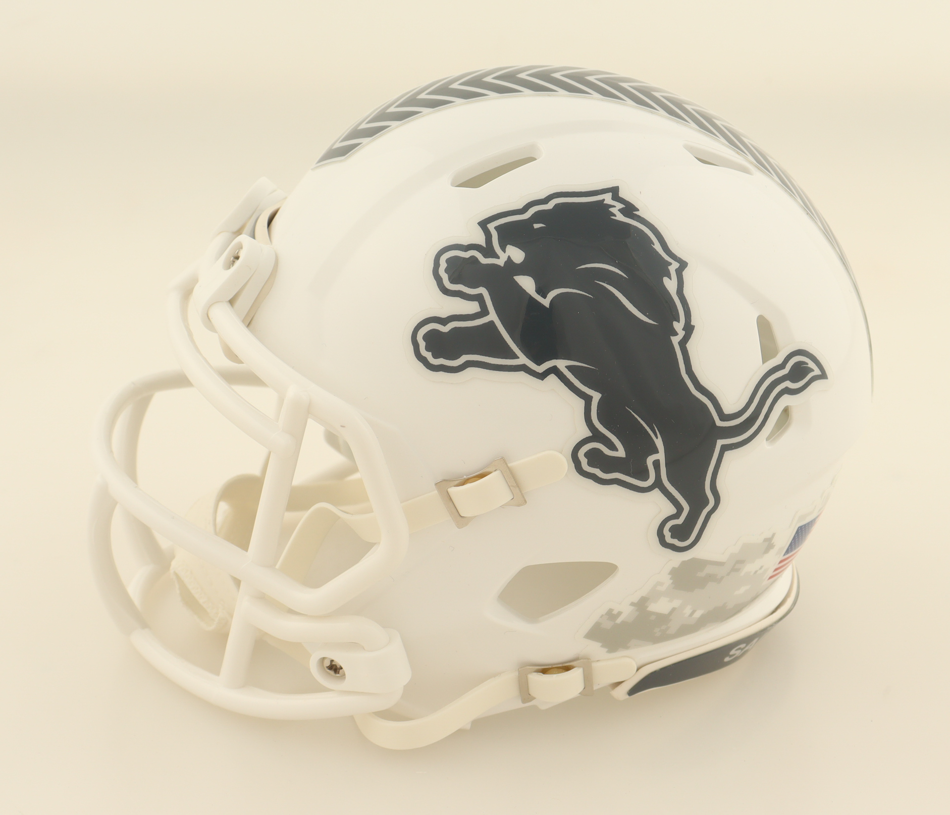 Jameson Williams Signed Lions Salute to Service Alternate Speed Mini Helmet (Beckett) at PristineAuction.com Jameson Williams Signed Lions Salute to Service Alternate Speed Mini Helmet (Beckett) at PristineAuction.com
