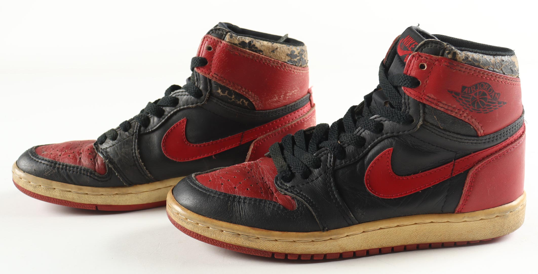 Original 1985 Pair of Nike Air Jordan Basketball Shoes at PristineAuction.com Original 1985 Pair of Nike Air Jordan Basketball Shoes at PristineAuction.com