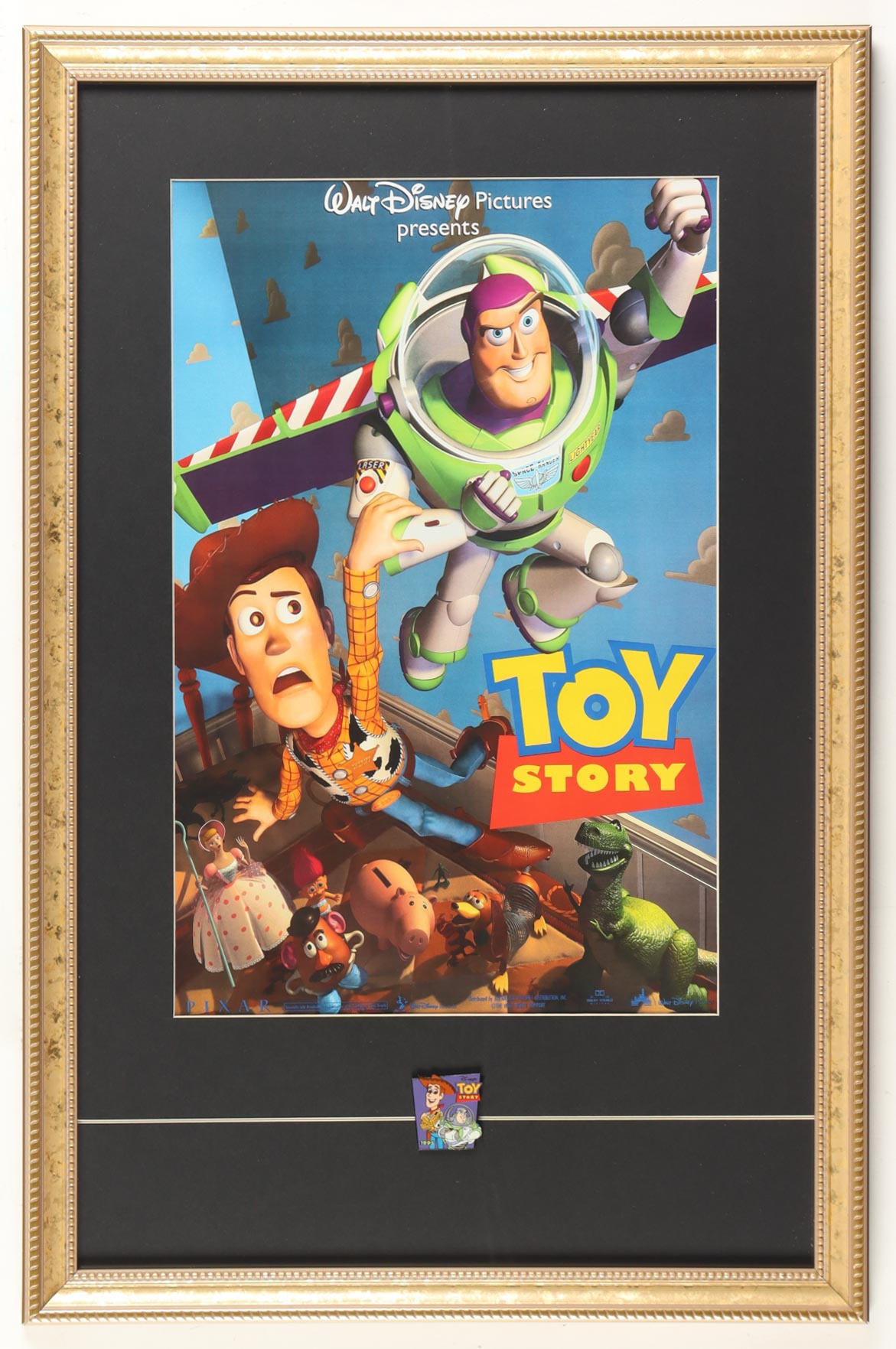 1995 Disney's "Toy Story" Custom Framed Photo Display with Woody & Buzz Pin at PristineAuction.com 1995 Disney's "Toy Story" Custom Framed Photo Display with Woody & Buzz Pin at PristineAuction.com