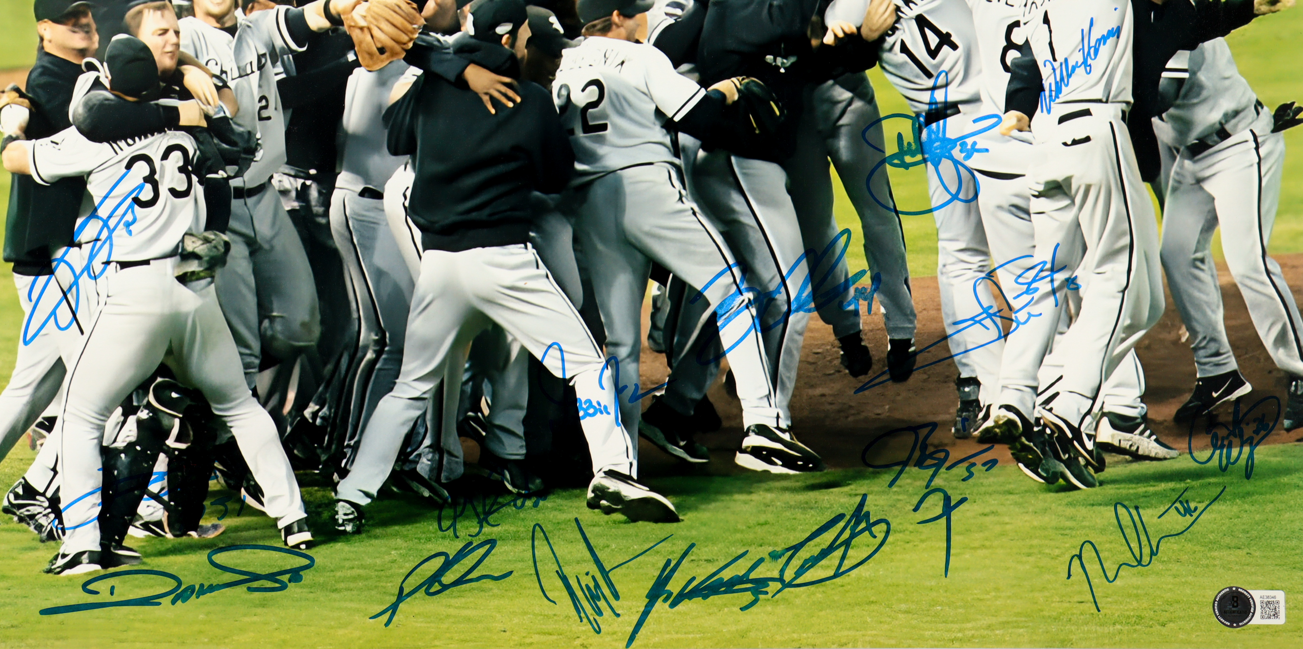 2005 White Sox 16x20 Photo Team-Signed By (23) with Jermaine Dye, Tadahito Iguchi, Carl Everett, Geoff Blum (Beckett) at PristineAuction.com 2005 White Sox 16x20 Photo Team-Signed By (23) with Jermaine Dye, Tadahito Iguchi, Carl Everett, Geoff Blum (Beckett) at PristineAuction.com