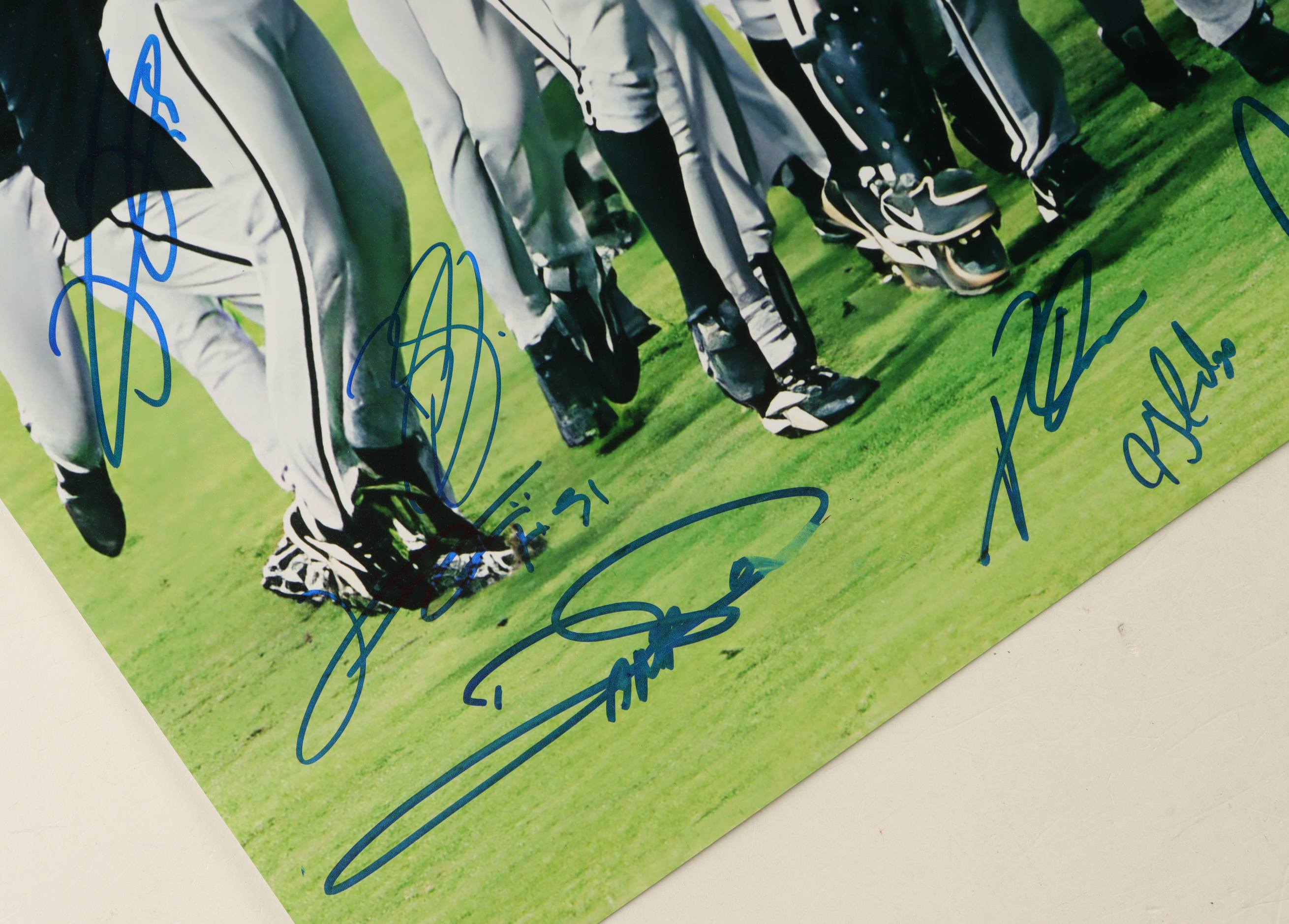 2005 White Sox 16x20 Photo Team-Signed By (23) with Jermaine Dye, Tadahito Iguchi, Carl Everett, Geoff Blum (Beckett) at PristineAuction.com 2005 White Sox 16x20 Photo Team-Signed By (23) with Jermaine Dye, Tadahito Iguchi, Carl Everett, Geoff Blum (Beckett) at PristineAuction.com