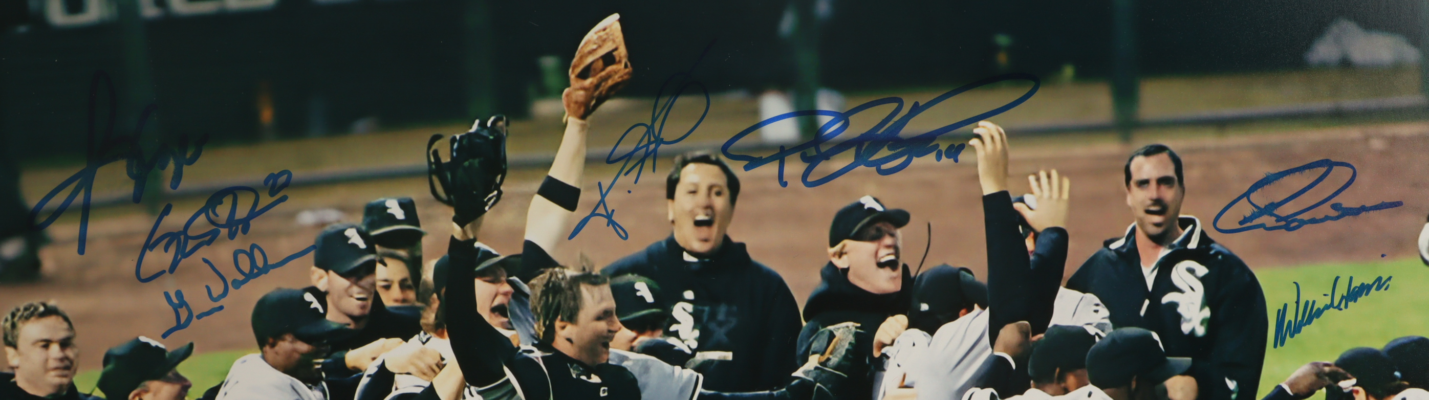 2005 White Sox 16x20 Photo Team-Signed By (23) with Jermaine Dye, Tadahito Iguchi, Carl Everett, Geoff Blum (Beckett) at PristineAuction.com 2005 White Sox 16x20 Photo Team-Signed By (23) with Jermaine Dye, Tadahito Iguchi, Carl Everett, Geoff Blum (Beckett) at PristineAuction.com