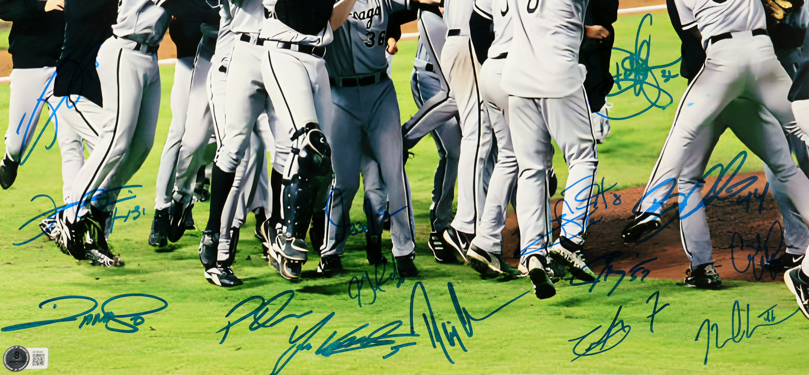 2005 White Sox 16x20 Photo Team-Signed By (23) with Jermaine Dye, Tadahito Iguchi, Carl Everett, Geoff Blum (Beckett) at PristineAuction.com 2005 White Sox 16x20 Photo Team-Signed By (23) with Jermaine Dye, Tadahito Iguchi, Carl Everett, Geoff Blum (Beckett) at PristineAuction.com