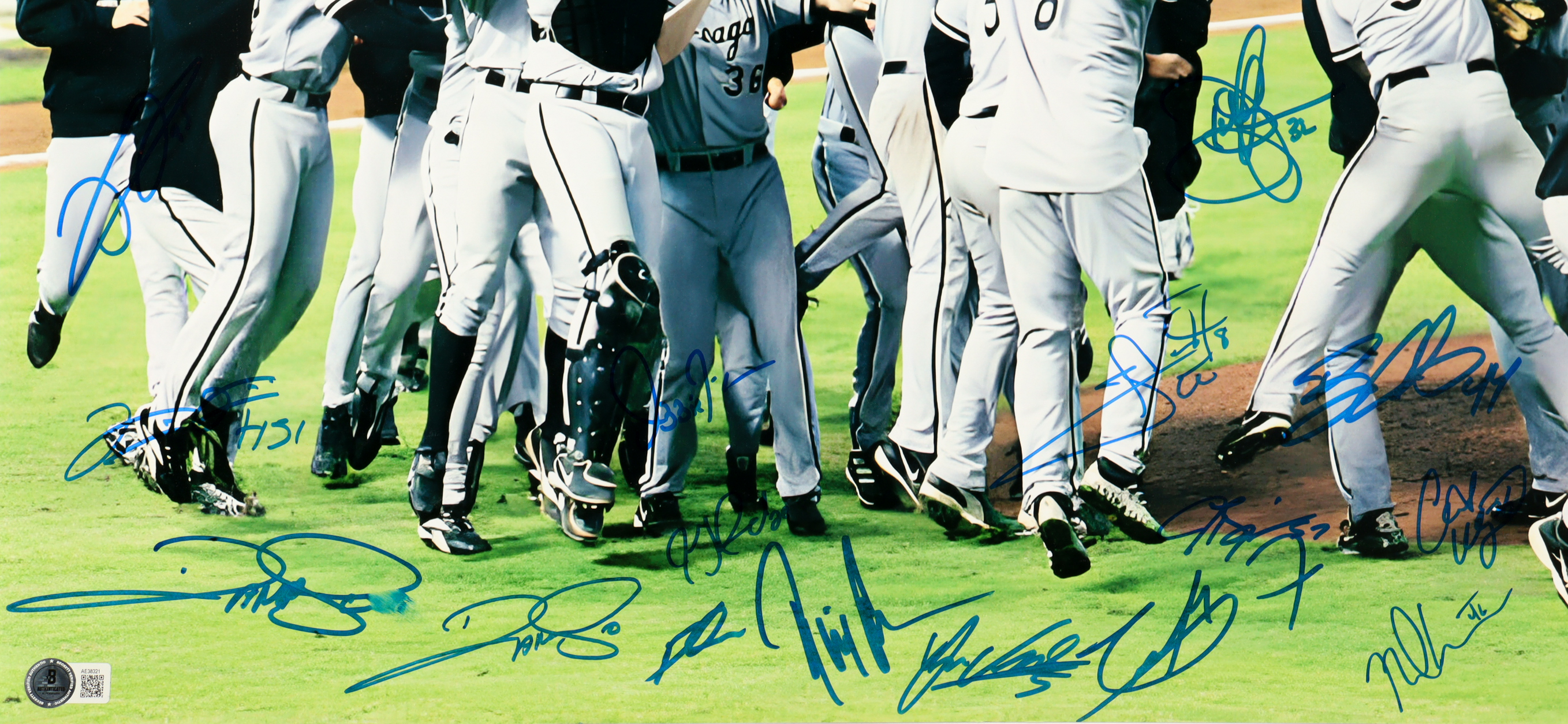 2005 White Sox 16x20 Photo Team-Signed By (23) with Jermaine Dye, Tadahito Iguchi, Carl Everett, Geoff Blum (Beckett) at PristineAuction.com 2005 White Sox 16x20 Photo Team-Signed By (23) with Jermaine Dye, Tadahito Iguchi, Carl Everett, Geoff Blum (Beckett) at PristineAuction.com