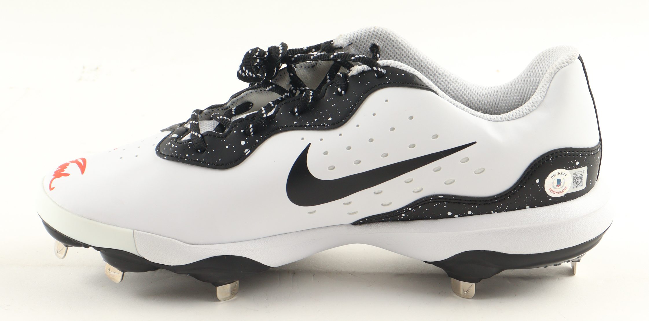 Johnny Bench Signed Nike Cleat (Beckett) at PristineAuction.com Johnny Bench Signed Nike Cleat (Beckett) at PristineAuction.com