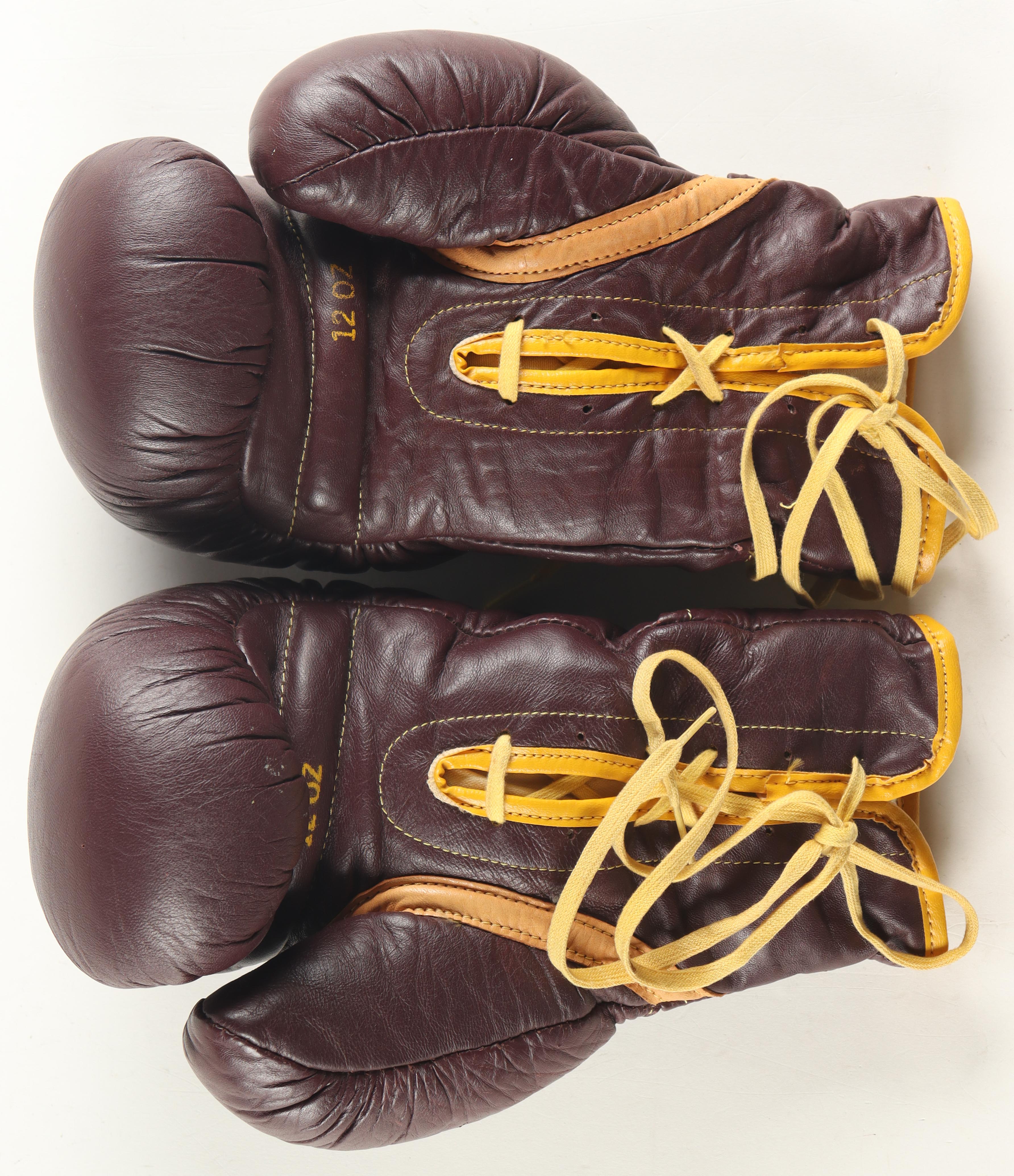 Roberto Duran Signed Pair of Vintage Everlast Boxing Gloves (Beckett) at PristineAuction.com Roberto Duran Signed Pair of Vintage Everlast Boxing Gloves (Beckett) at PristineAuction.com