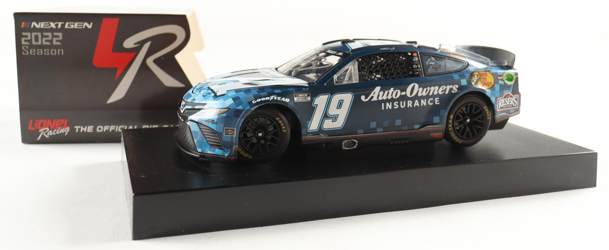 Martin Truex Jr. Signed 2022 #19 Auto-Owners Insurance 1:24 Diecast Car (PA) at PristineAuction.com Martin Truex Jr. Signed 2022 #19 Auto-Owners Insurance 1:24 Diecast Car (PA) at PristineAuction.com