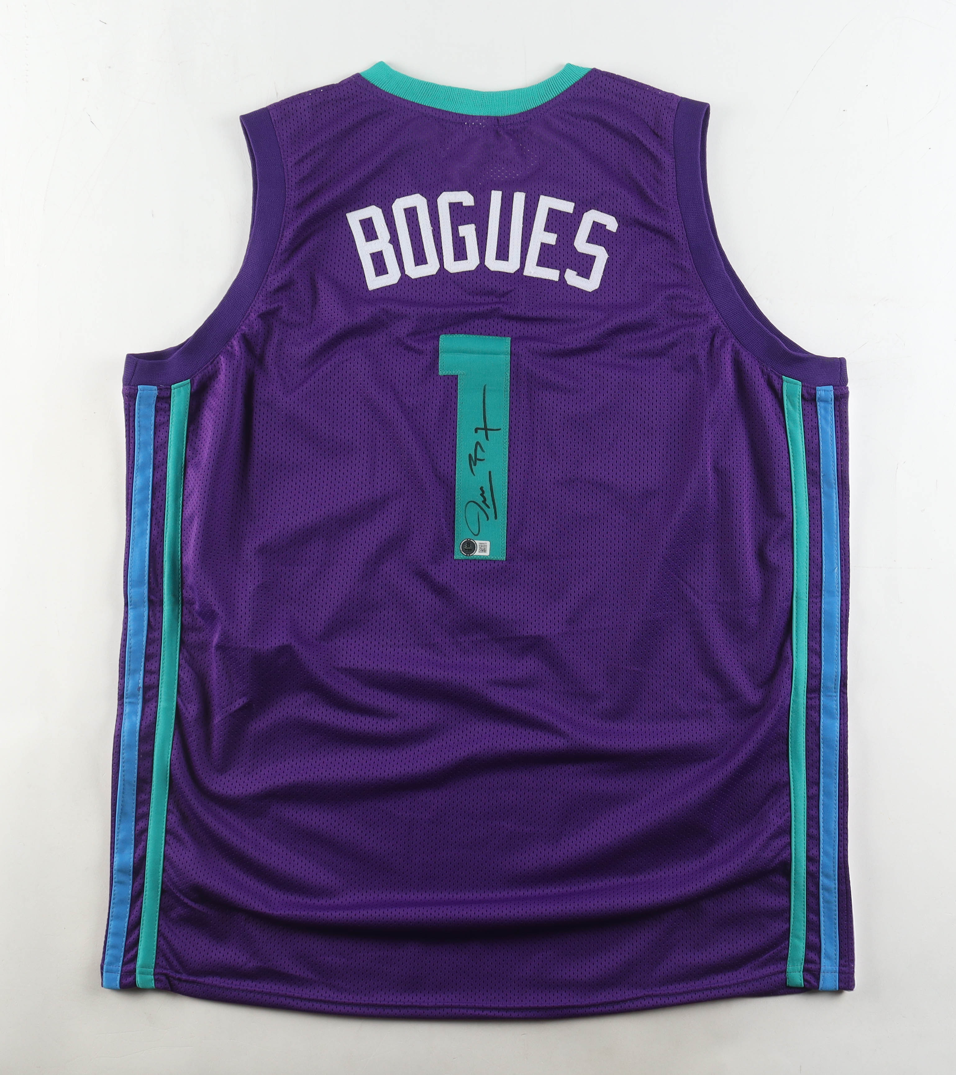 Muggsy Bogues Signed Jersey (Beckett) at PristineAuction.com Muggsy Bogues Signed Jersey (Beckett) at PristineAuction.com