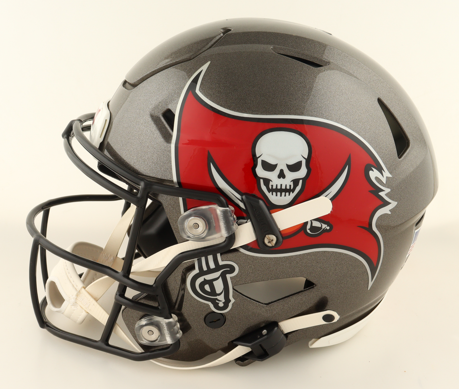 Devin White Signed Buccaneers Full-Size Authentic On-Field SpeedFlex Helmet Inscribed "SB LV Champs" (Beckett) at PristineAuction.com Devin White Signed Buccaneers Full-Size Authentic On-Field SpeedFlex Helmet Inscribed "SB LV Champs" (Beckett) at PristineAuction.com