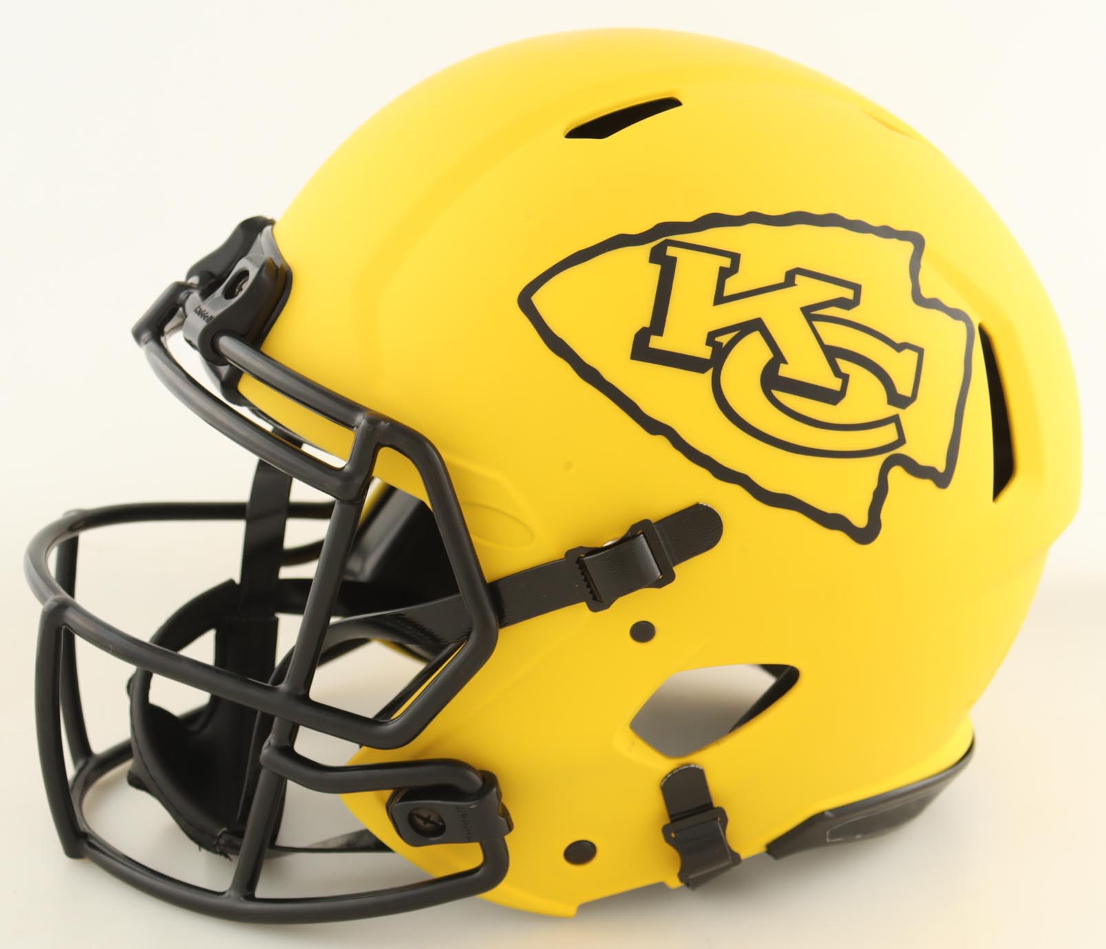 Patrick Mahomes Signed Chiefs Full-Size Authentic Rave Alternate On-Field Speed Helmet (Beckett) at PristineAuction.com Patrick Mahomes Signed Chiefs Full-Size Authentic Rave Alternate On-Field Speed Helmet (Beckett) at PristineAuction.com