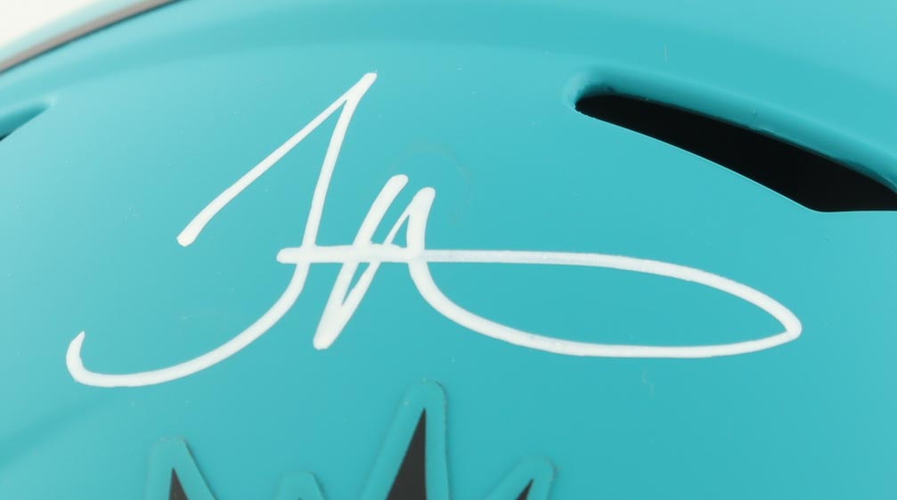 Tyreek Hill Signed Dolphins Full-Size Authentic On-Field Rave Alternate Speed Helmet with Visor (Beckett) at PristineAuction.com Tyreek Hill Signed Dolphins Full-Size Authentic On-Field Rave Alternate Speed Helmet with Visor (Beckett) at PristineAuction.com