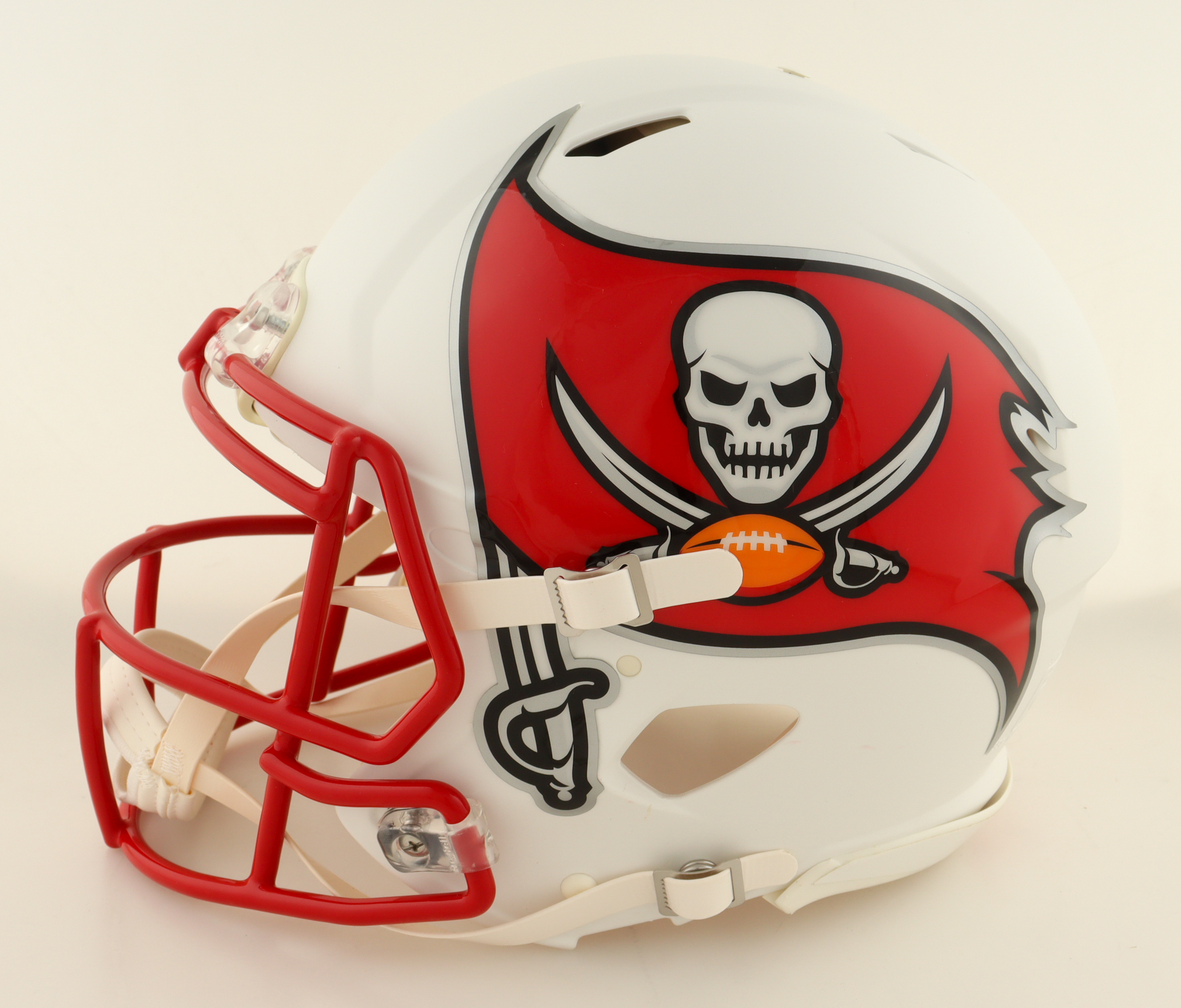 Chris Godwin Signed Buccaneers Full-Size Authentic On-Field Flat White Alternate Speed Helmet (JSA) at PristineAuction.com Chris Godwin Signed Buccaneers Full-Size Authentic On-Field Flat White Alternate Speed Helmet (JSA) at PristineAuction.com