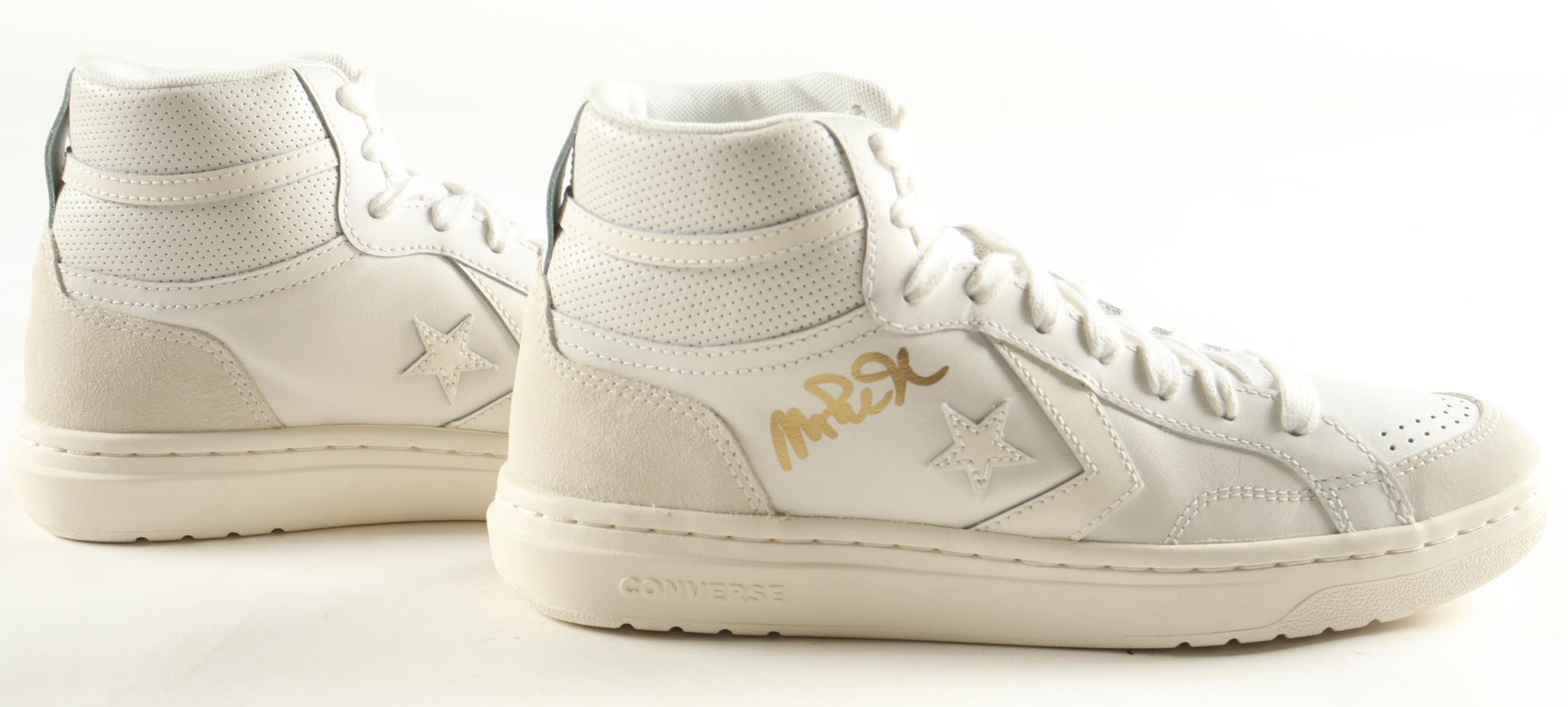 Magic Johnson & Larry Bird Signed Pair of (2) Converse All Star White Leather Basketball Shoes with Display Case (Beckett & PSA) at PristineAuction.com Magic Johnson & Larry Bird Signed Pair of (2) Converse All Star White Leather Basketball Shoes with Display Case (Beckett & PSA) at PristineAuction.com