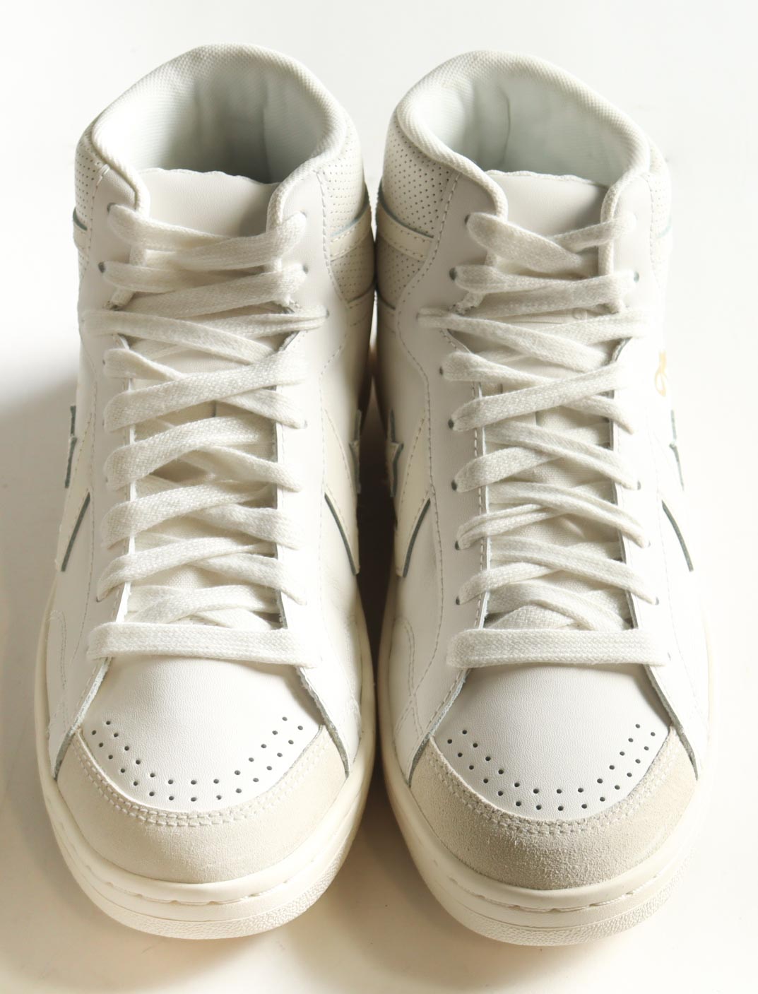 Magic Johnson & Larry Bird Signed Pair of (2) Converse All Star White Leather Basketball Shoes with Display Case (Beckett & PSA) at PristineAuction.com Magic Johnson & Larry Bird Signed Pair of (2) Converse All Star White Leather Basketball Shoes with Display Case (Beckett & PSA) at PristineAuction.com