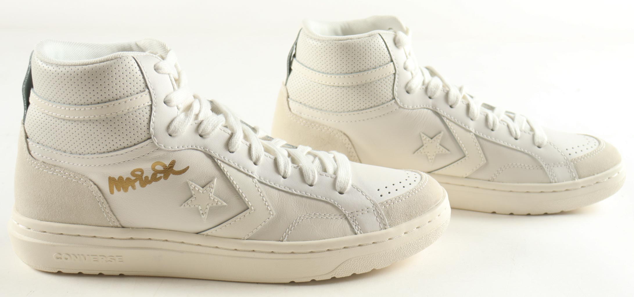 Magic Johnson & Larry Bird Signed Pair of (2) Converse All Star White Leather Basketball Shoes with Display Case (Beckett & PSA) at PristineAuction.com Magic Johnson & Larry Bird Signed Pair of (2) Converse All Star White Leather Basketball Shoes with Display Case (Beckett & PSA) at PristineAuction.com