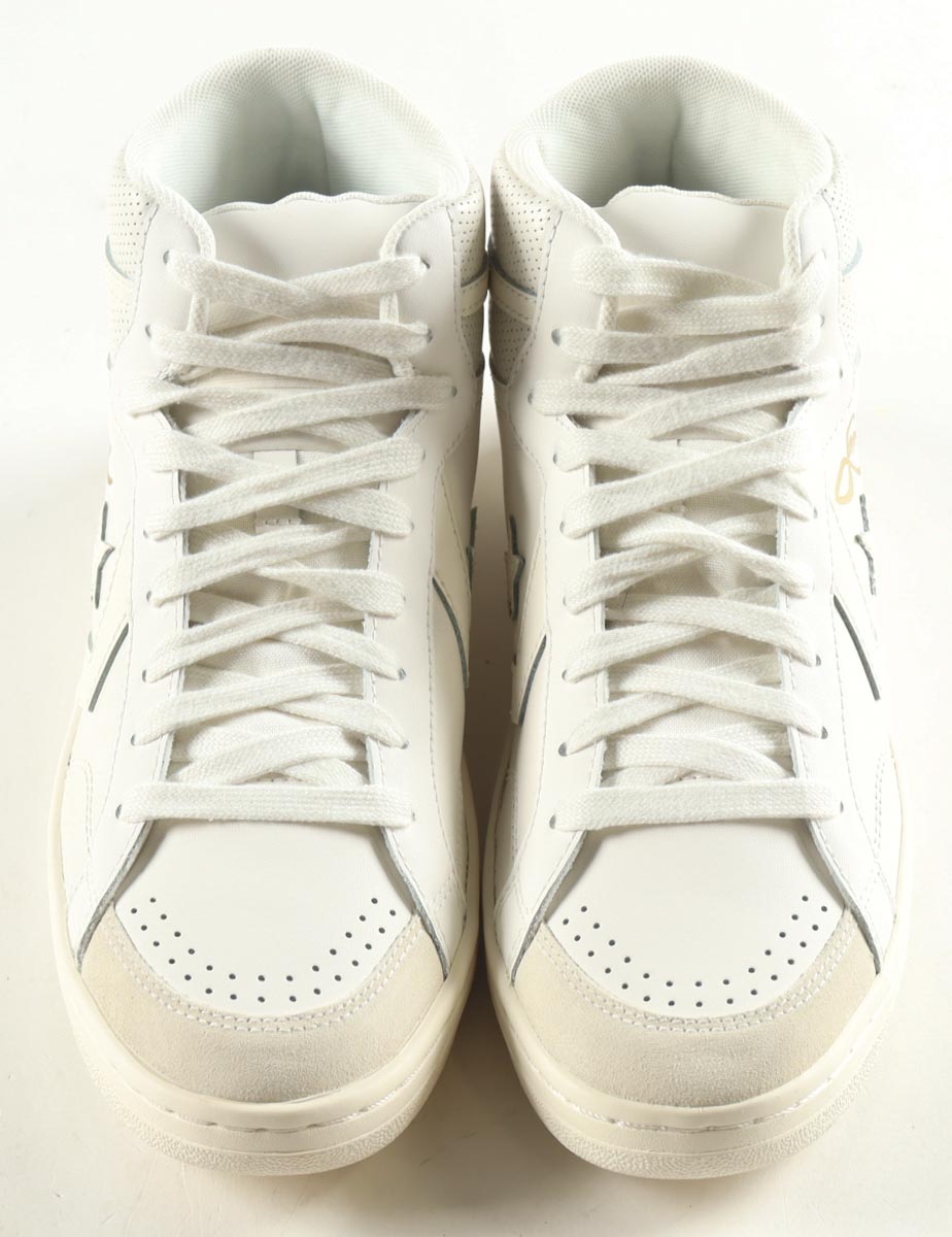 Magic Johnson & Larry Bird Signed Pair of (2) Converse All Star White Leather Basketball Shoes with Display Case (Beckett & PSA) at PristineAuction.com Magic Johnson & Larry Bird Signed Pair of (2) Converse All Star White Leather Basketball Shoes with Display Case (Beckett & PSA) at PristineAuction.com