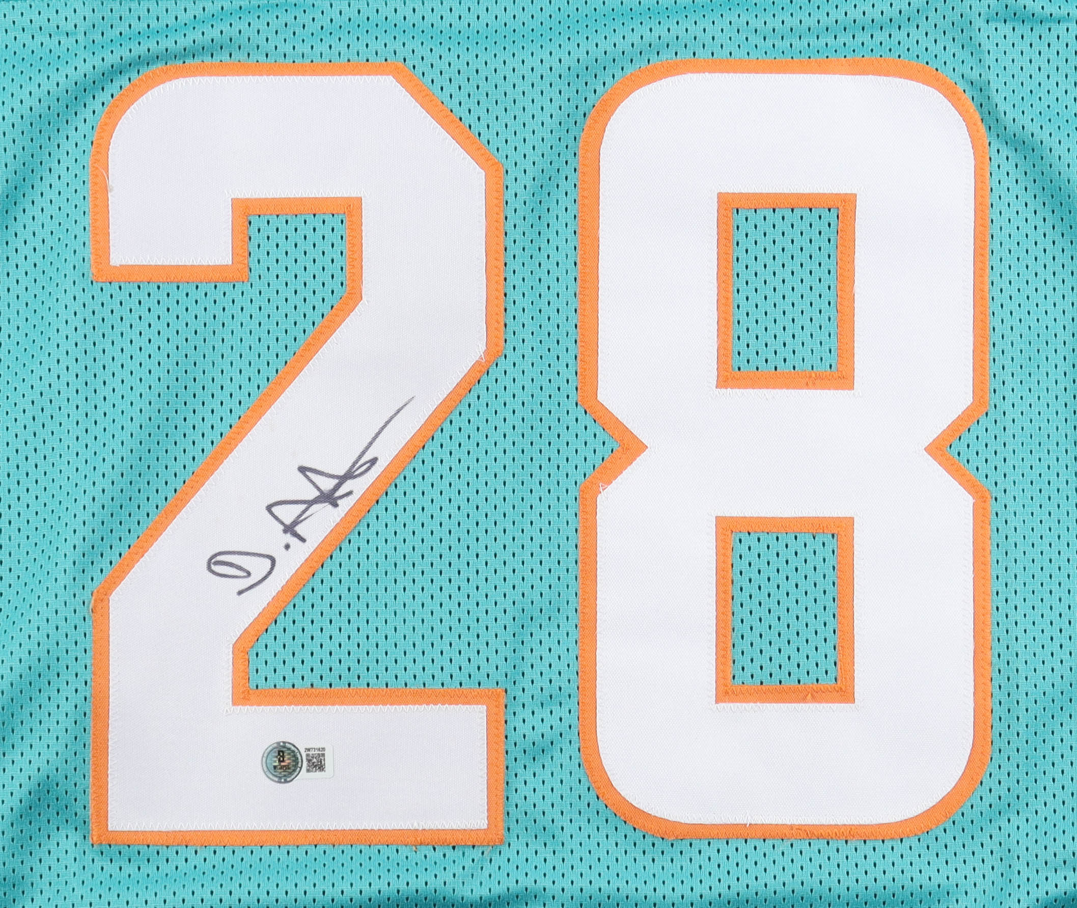 De'Von Achane Signed Jersey (Beckett) at PristineAuction.com De'Von Achane Signed Jersey (Beckett) at PristineAuction.com