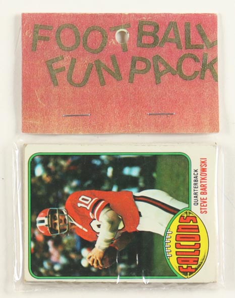 1976 Topps Football Card Fun Pack with (10) Cards at PristineAuction.com 1976 Topps Football Card Fun Pack with (10) Cards at PristineAuction.com