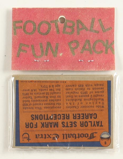 1976 Topps Football Card Fun Pack with (10) Cards at PristineAuction.com 1976 Topps Football Card Fun Pack with (10) Cards at PristineAuction.com