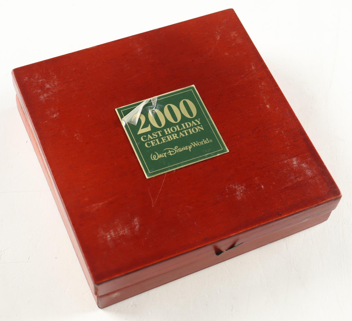 2000 Vintage Disney World Cast Member Only Boxed Set at PristineAuction.com 2000 Vintage Disney World Cast Member Only Boxed Set at PristineAuction.com