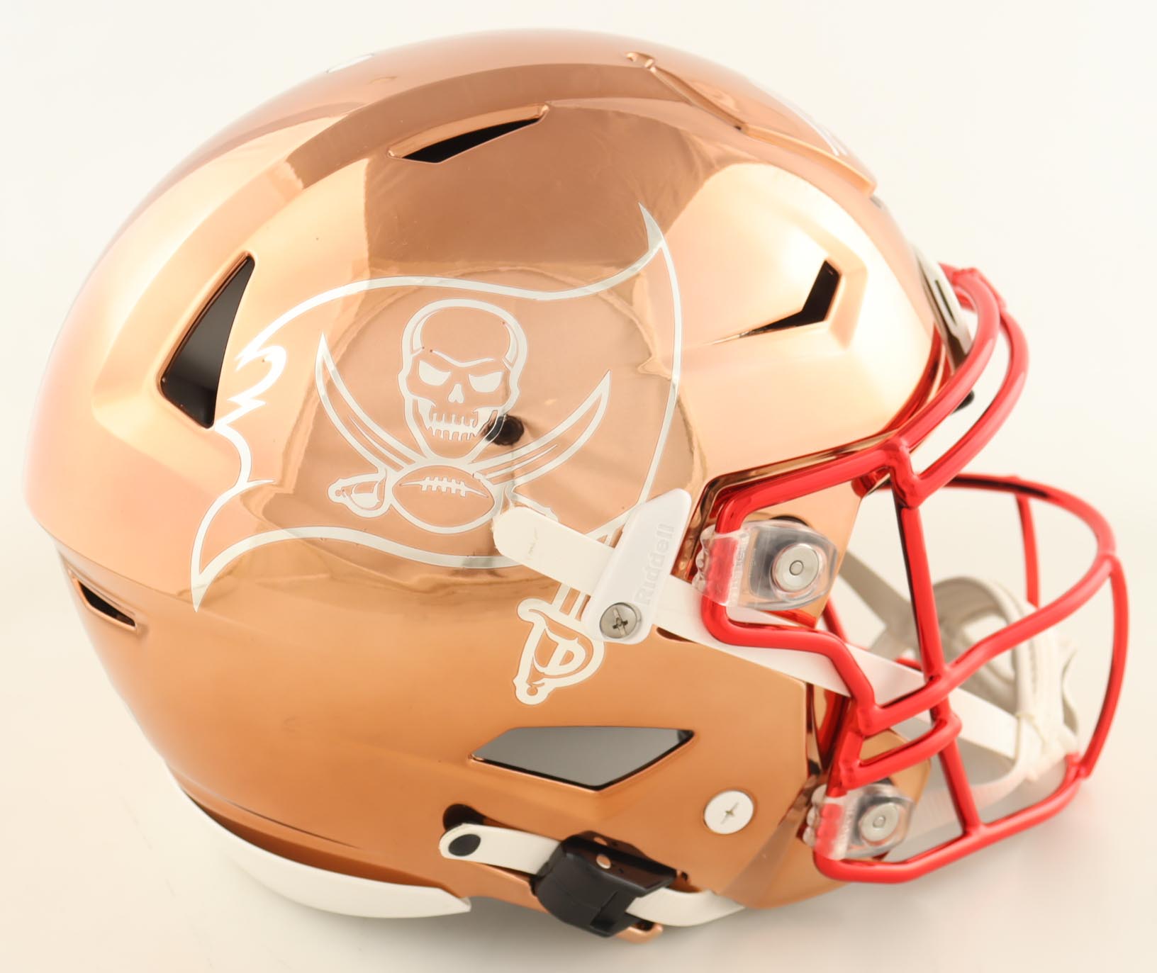 Mike Evans Signed Buccaneers Full-Size Authentic On-Field Chrome Alternate SpeedFlex Helmet (Beckett) at PristineAuction.com Mike Evans Signed Buccaneers Full-Size Authentic On-Field Chrome Alternate SpeedFlex Helmet (Beckett) at PristineAuction.com