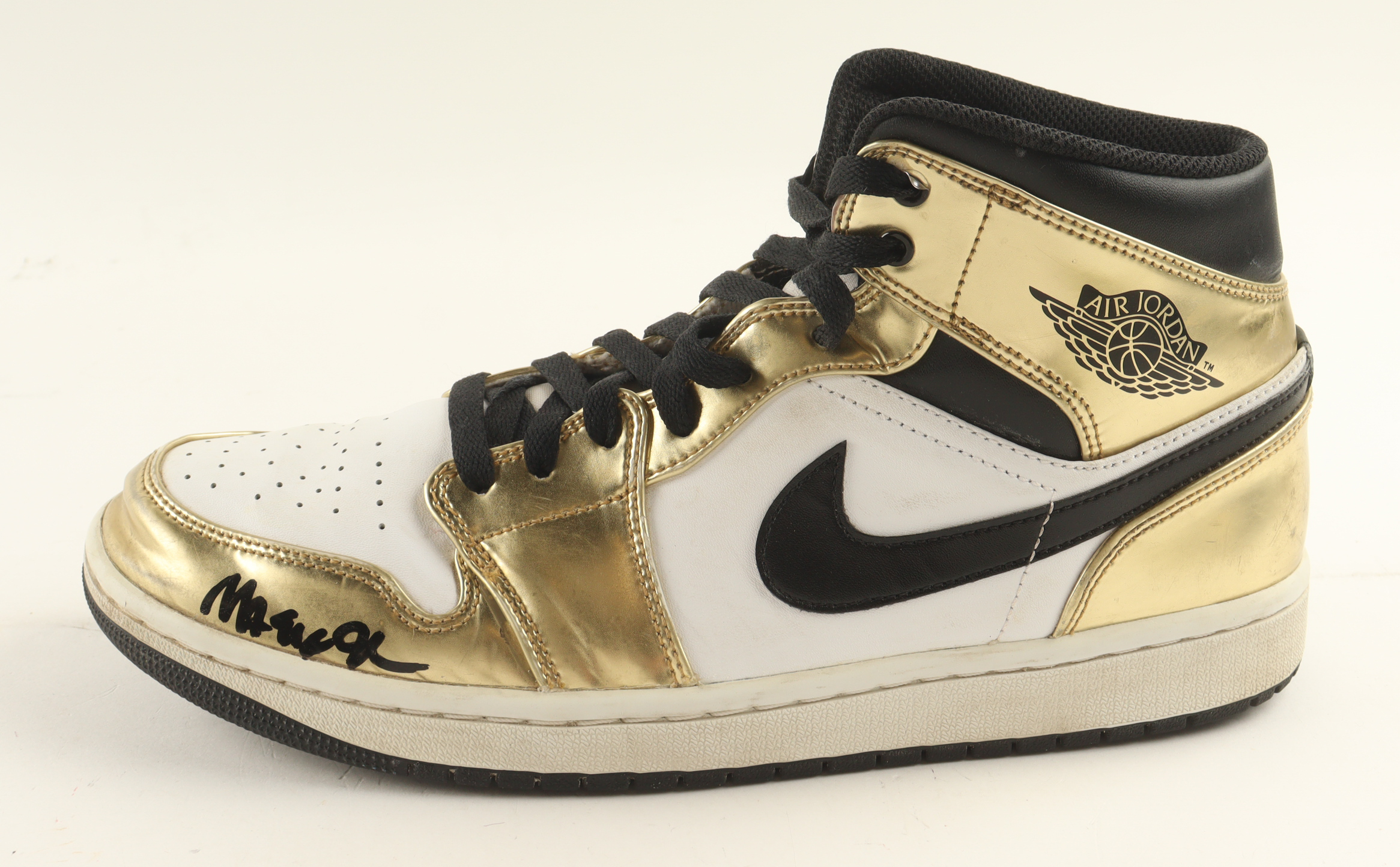 Magic Johnson Signed Air Jordan Basketball Shoe (Beckett) at PristineAuction.com Magic Johnson Signed Air Jordan Basketball Shoe (Beckett) at PristineAuction.com