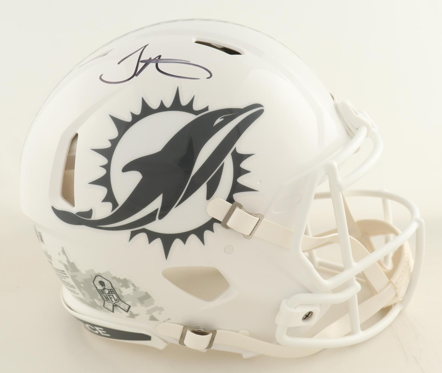 Tyreek Hill Signed Dolphins Full-Size Authentic On-Field Salute to Service Alternate Speed Helmet (Beckett) at PristineAuction.com Tyreek Hill Signed Dolphins Full-Size Authentic On-Field Salute to Service Alternate Speed Helmet (Beckett) at PristineAuction.com