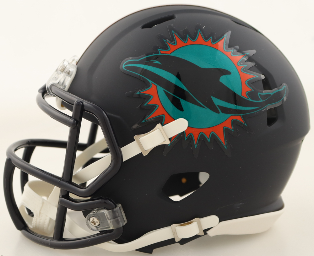 De’Von Achane Signed Dolphins Speed Mini Helmet (Beckett) at PristineAuction.com De’Von Achane Signed Dolphins Speed Mini Helmet (Beckett) at PristineAuction.com
