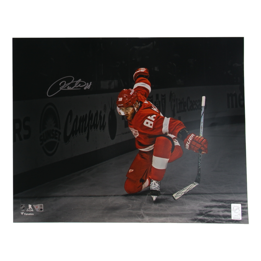 Patrick Kane Signed Red Wings 16x20 Photo (Fanatics) at PristineAuction.com Patrick Kane Signed Red Wings 16x20 Photo (Fanatics) at PristineAuction.com