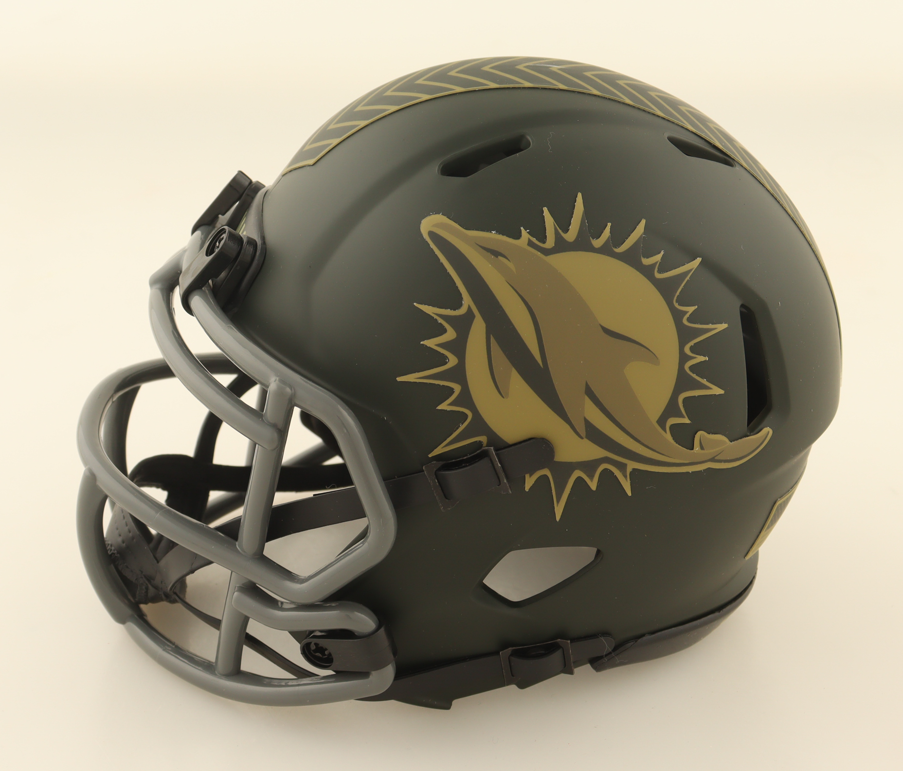 De’Von Achane Signed Dolphins Salute To Service Alternate Speed Mini Helmet (Beckett) at PristineAuction.com De’Von Achane Signed Dolphins Salute To Service Alternate Speed Mini Helmet (Beckett) at PristineAuction.com