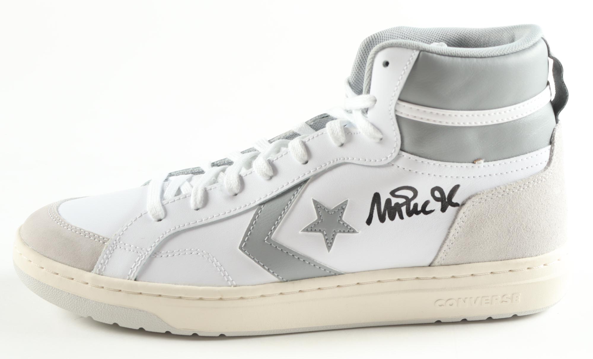 Magic Johnson Signed Converse All Star White Leather Shoe With Wood Display Case & Photo (Beckett) at PristineAuction.com Magic Johnson Signed Converse All Star White Leather Shoe With Wood Display Case & Photo (Beckett) at PristineAuction.com
