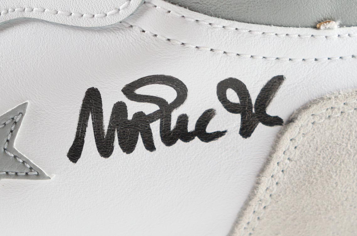 Magic Johnson Signed Converse All Star White Leather Shoe With Wood Display Case & Photo (Beckett) at PristineAuction.com Magic Johnson Signed Converse All Star White Leather Shoe With Wood Display Case & Photo (Beckett) at PristineAuction.com