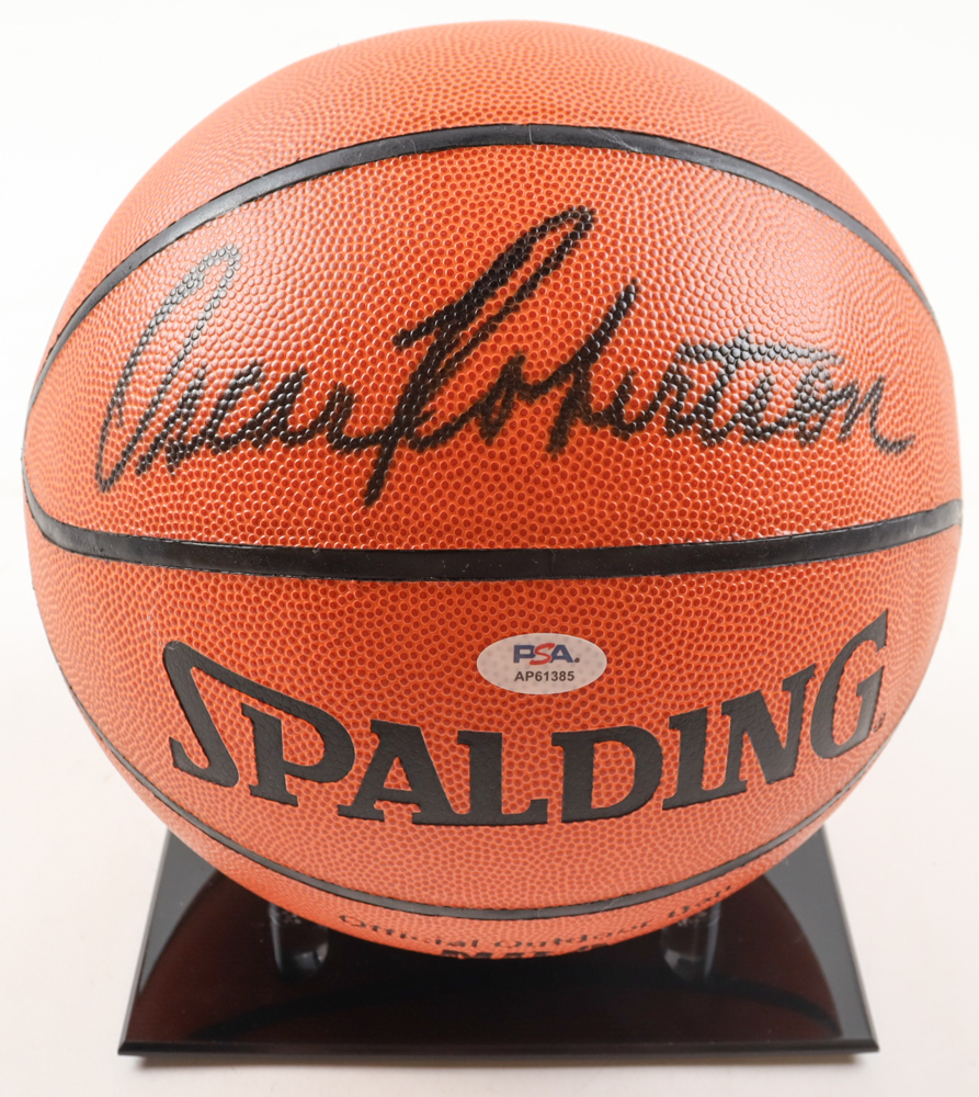 Oscar Robertson Signed NBA Basketball with Display Stand (PSA) at PristineAuction.com Oscar Robertson Signed NBA Basketball with Display Stand (PSA) at PristineAuction.com