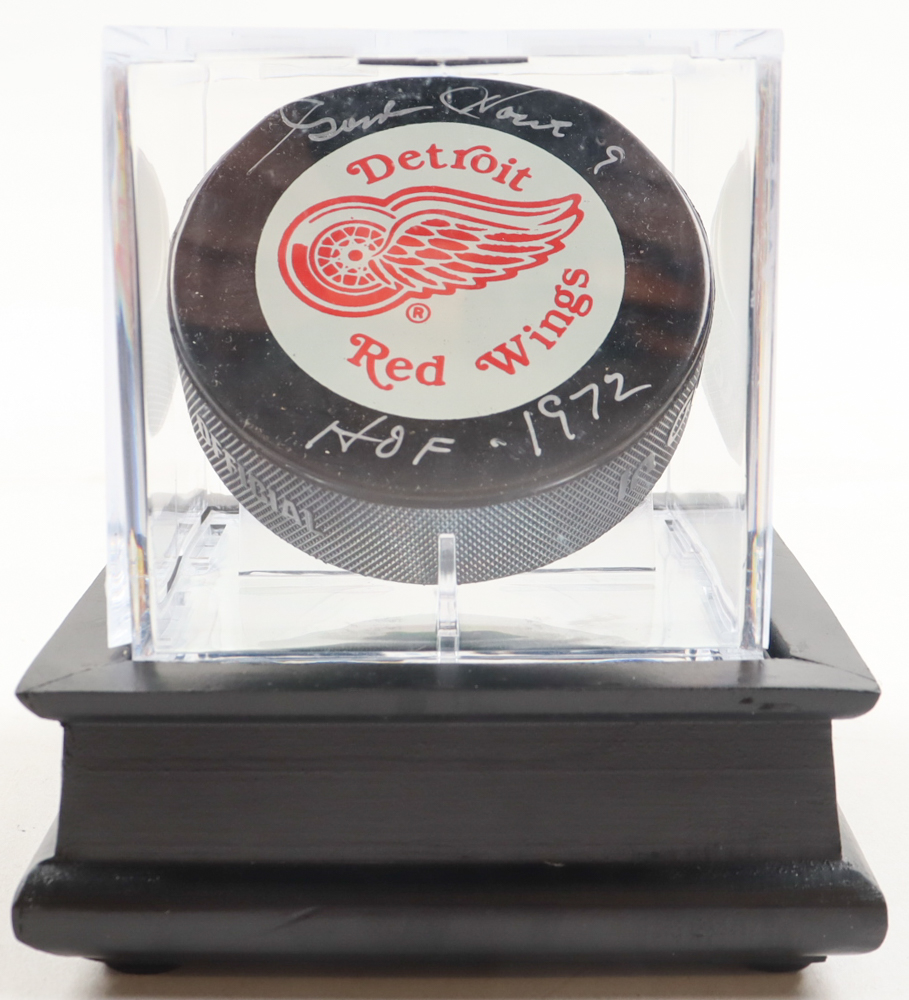 Gordie Howe Signed Detroit Red Wings Logo Hockey Puck with Display Case Inscribed "HOF 1972" (PSA) at PristineAuction.com Gordie Howe Signed Detroit Red Wings Logo Hockey Puck with Display Case Inscribed "HOF 1972" (PSA) at PristineAuction.com