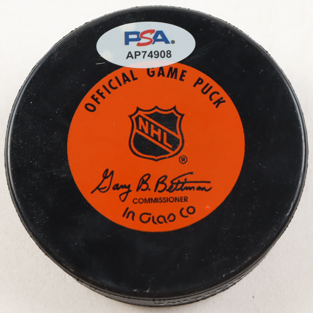 Gordie Howe Signed Detroit Red Wings Logo Hockey Puck with Display Case Inscribed "HOF 1972" (PSA) at PristineAuction.com Gordie Howe Signed Detroit Red Wings Logo Hockey Puck with Display Case Inscribed "HOF 1972" (PSA) at PristineAuction.com