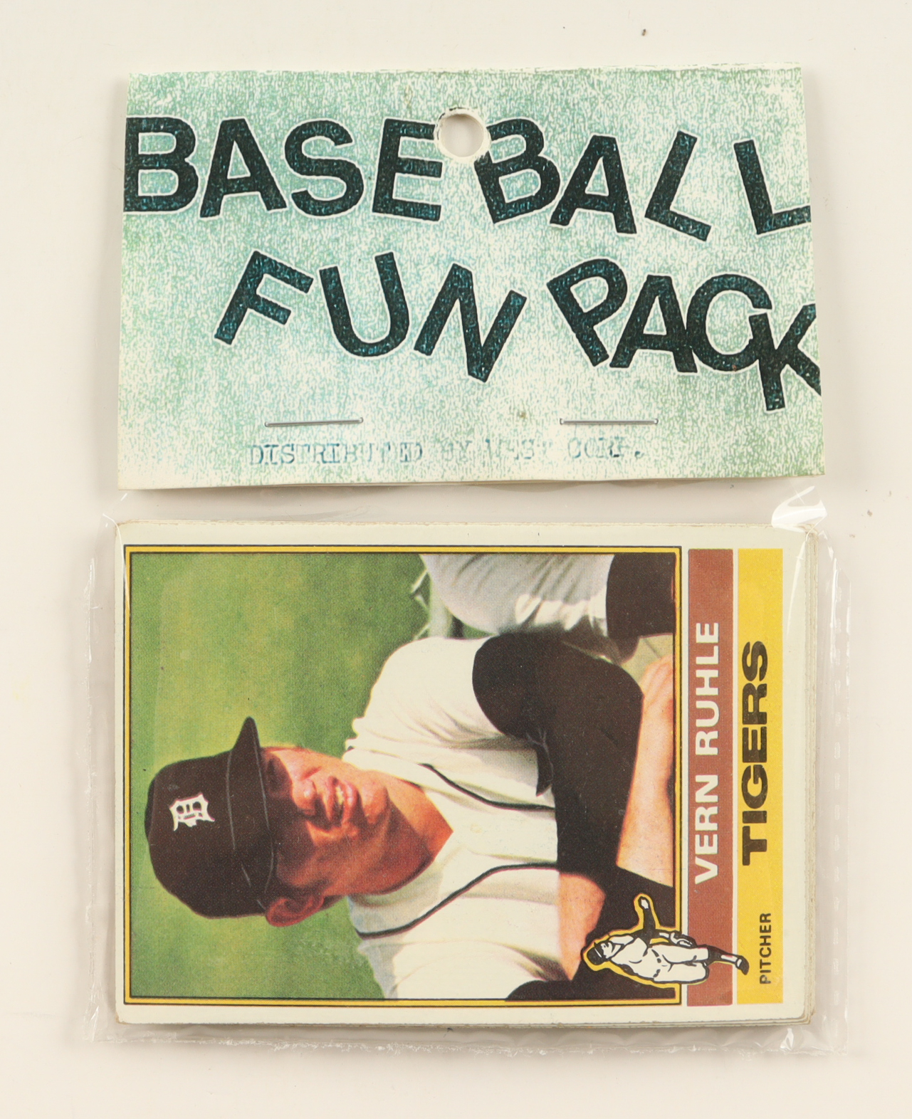 1976 Topps Baseball Card Fun Pack with (10) Cards at PristineAuction.com 1976 Topps Baseball Card Fun Pack with (10) Cards at PristineAuction.com