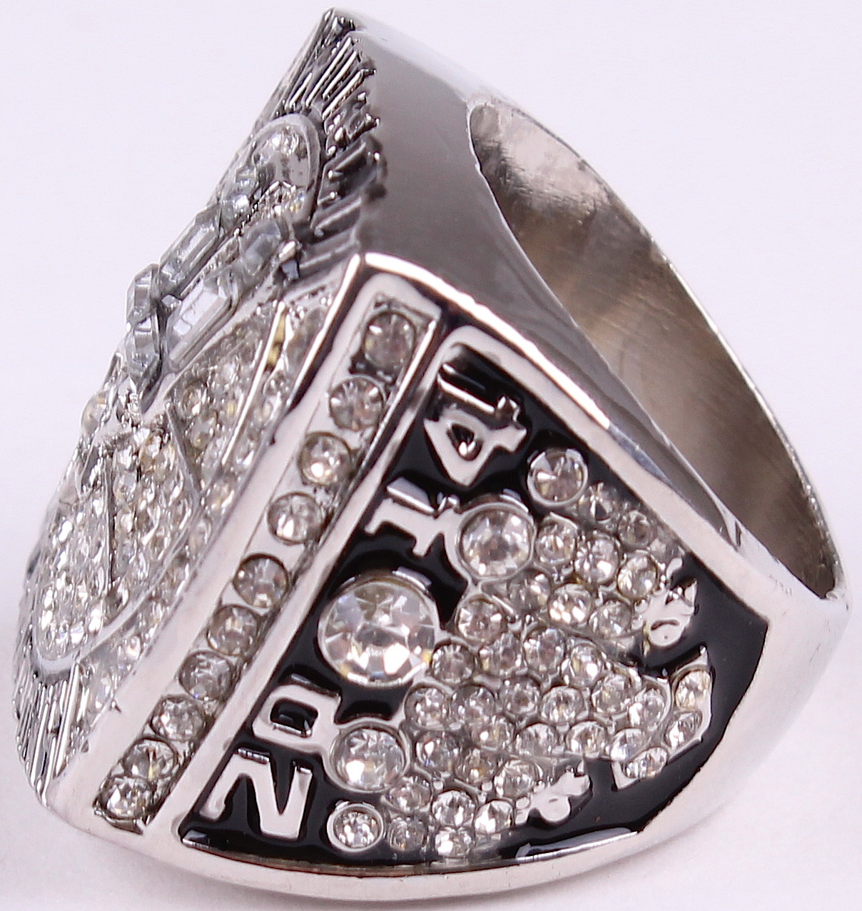 Tim Duncan San Antonio Spurs High Quality Replica 2014 NBA World Champions Ring at PristineAuction.com Tim Duncan San Antonio Spurs High Quality Replica 2014 NBA World Champions Ring at PristineAuction.com